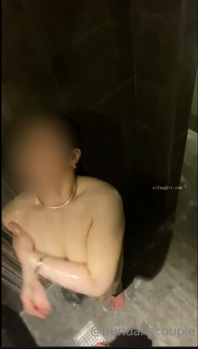 搞完双飞炮友闹变扭再来一炮，抱到床上69口交特写抽插后人猛操